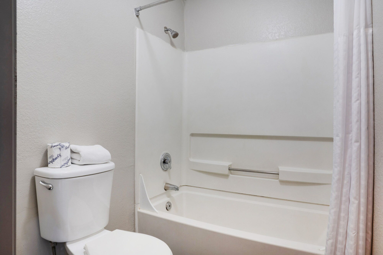 Bathroom 5, Infusion Beach Club, Riverside