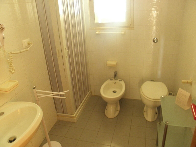 Bathroom 3, Blue Sky Hotel, Lecce