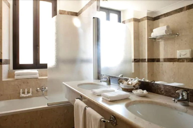 Bathroom 5, Katane Palace Hotel, Catania