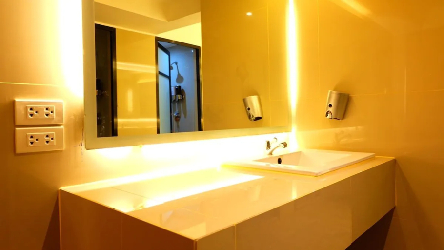 Bathroom, Cloud 9 Lodge, Ratchathewi