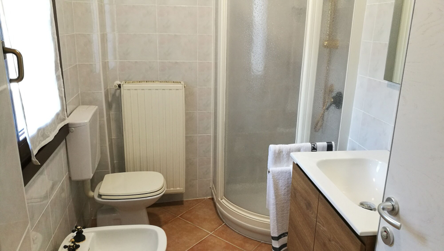 Bathroom 5, Le Cicogne, Trento