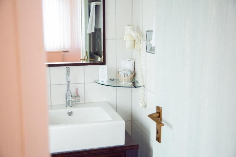 Bathroom 4, Hotel-Restaurant Zum Schwanen, Rheinisch-Bergischer Kreis