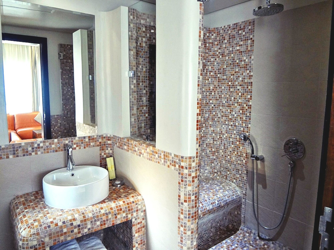 Bathroom 5, Al Raya Suites, Manama