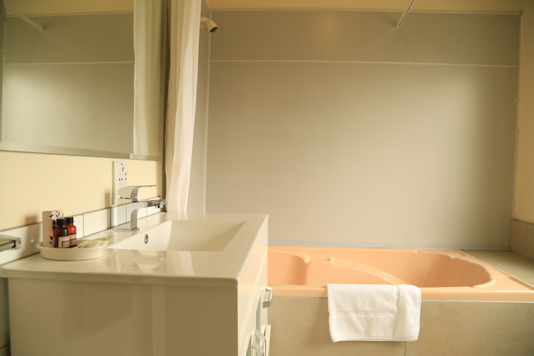 Bathroom 4, Drury Motor Lodge, Franklin