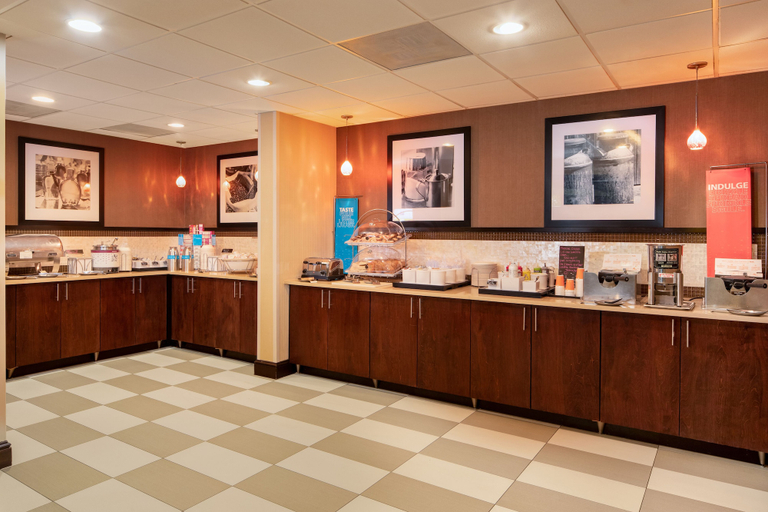 Food & Drinks 5, Hampton Inn Charleston-Southridge, Kanawha