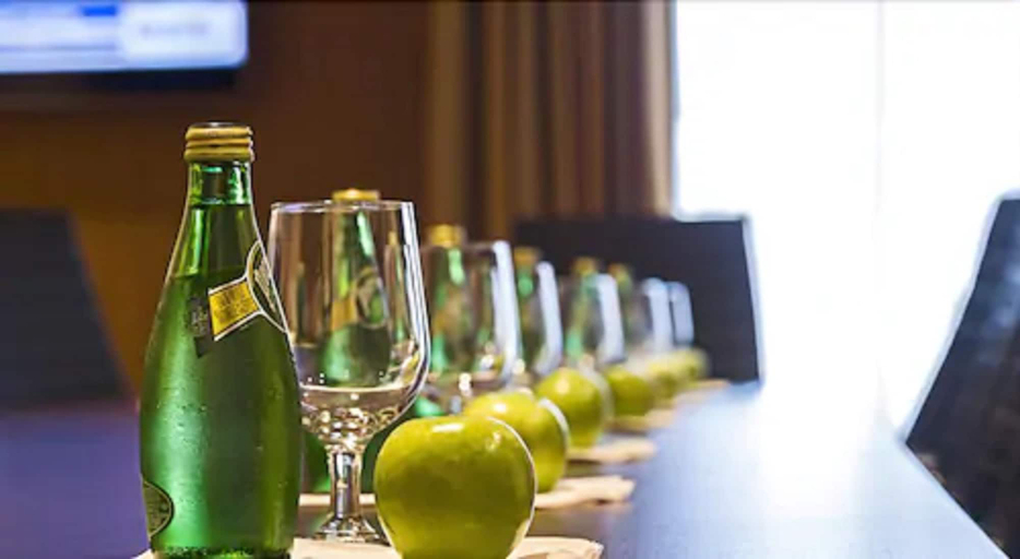 Food & Drinks 5, Hampton Inn by Hilton Ottawa Airport, ON, CN, Ottawa
