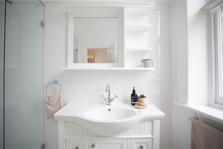 Bathroom 3, Old Market Inn, Moyne - South