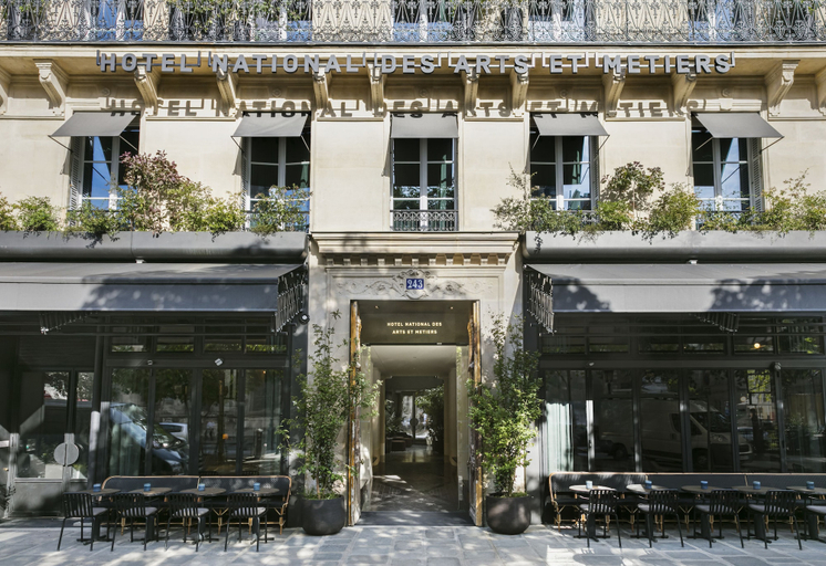 Exterior & Views