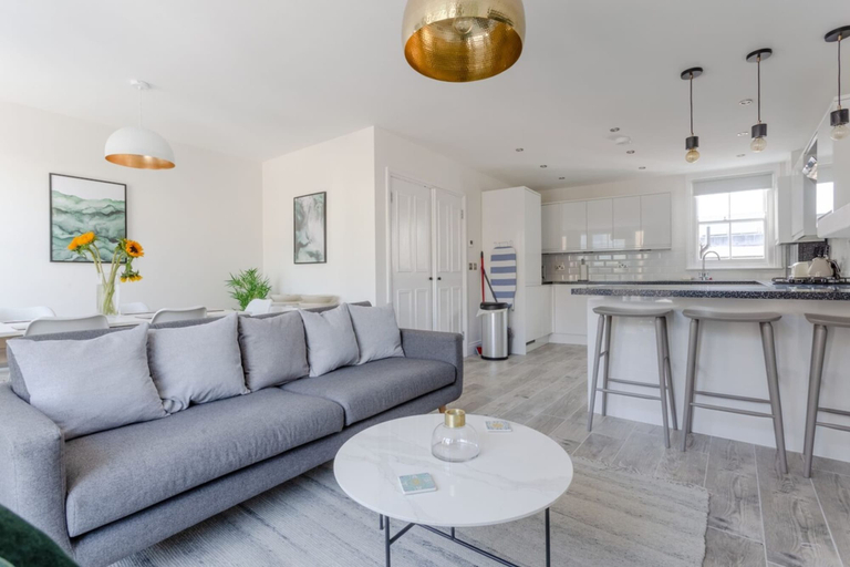 Others 3, Stunning 3 Bedroom 2 Bath in Fantastic Location, London