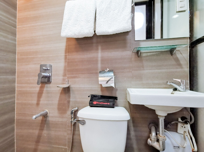 Bathroom 4, RedDoorz near Trade School Gensan, General Santos City