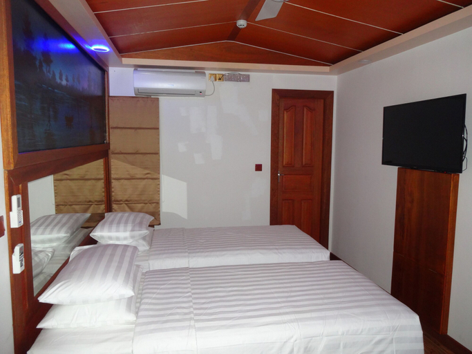 Bedroom 4, Six In One, Malé