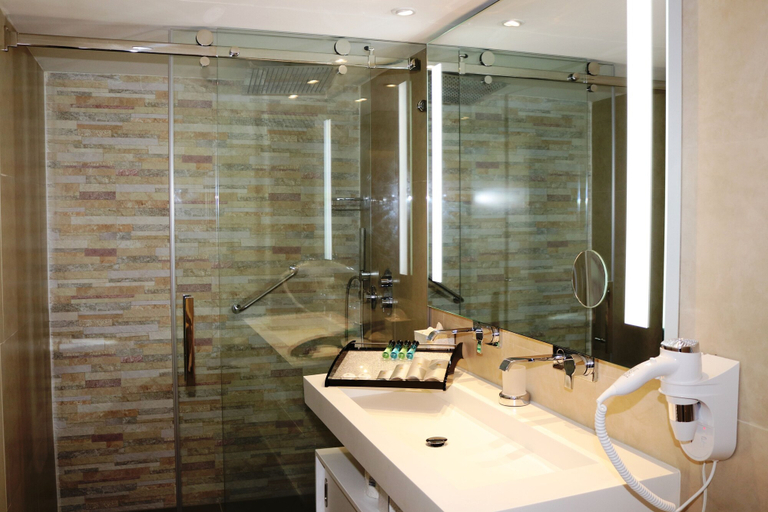 Bathroom 4, Port de Plaisance Resort, Trademark Collection by Wyndham