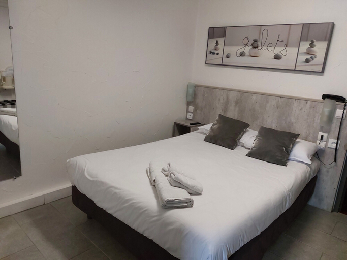 Bedroom 4, Brit Hotel Bosquet, Aude