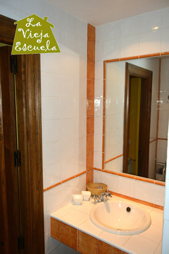Bathroom 4, Posada La Vieja Escuela, Cantabria