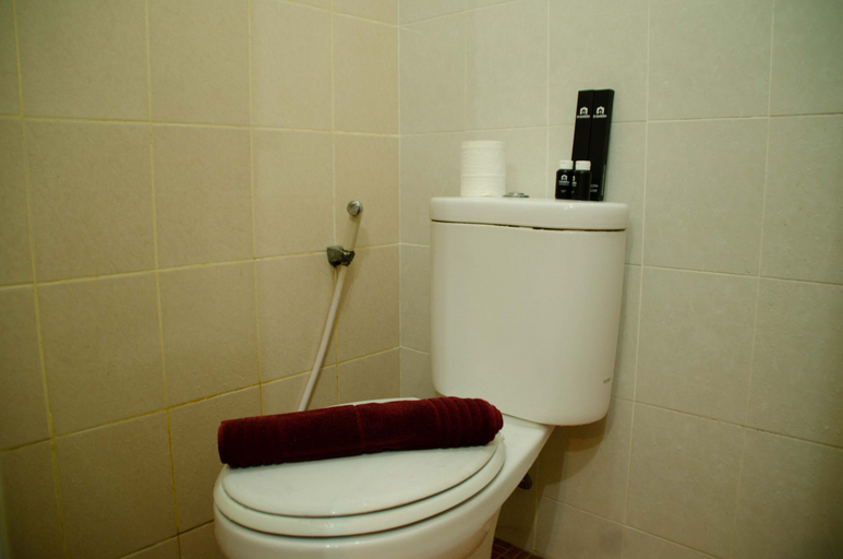 Bathroom 5, Cozy and Tidy Studio at Sunter Park View Apartment By Travelio, Jakarta Utara