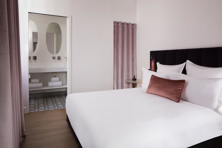 Bedroom 3, Hôtel Cardinal, Gironde