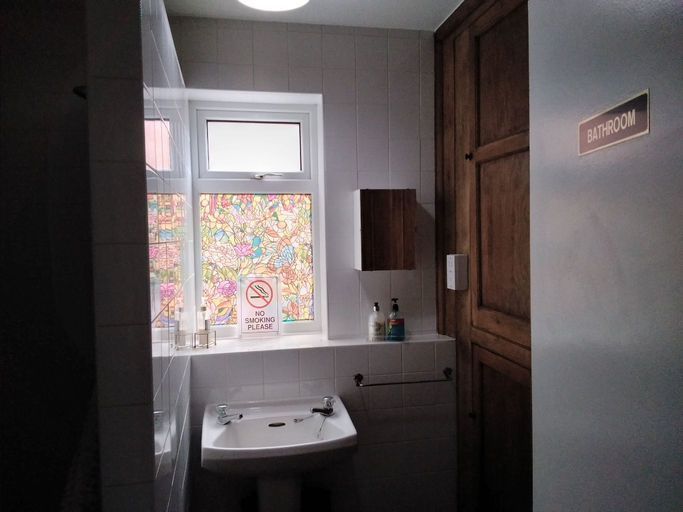 Bathroom 3, Whiteways Hotel, Lincolnshire
