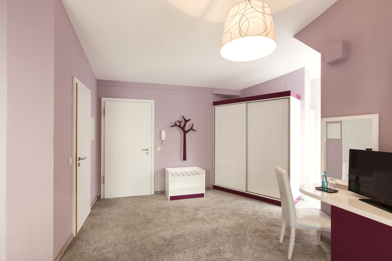 Bedroom 5, Empress Hotel, München