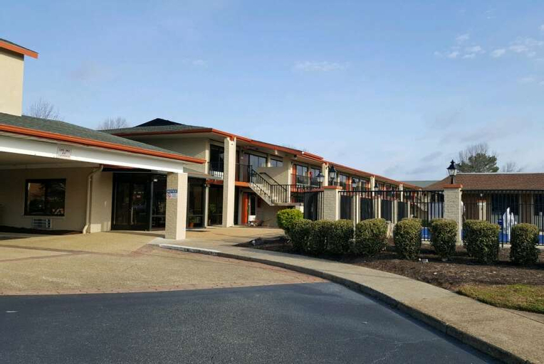 Exterior & Views 2, Days Inn & Suites by Wyndham Williamsburg Colonial, Williamsburg