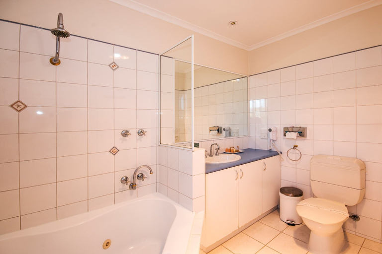 Bathroom 5, Torquay Tropicana Motel, Surf Coast - East
