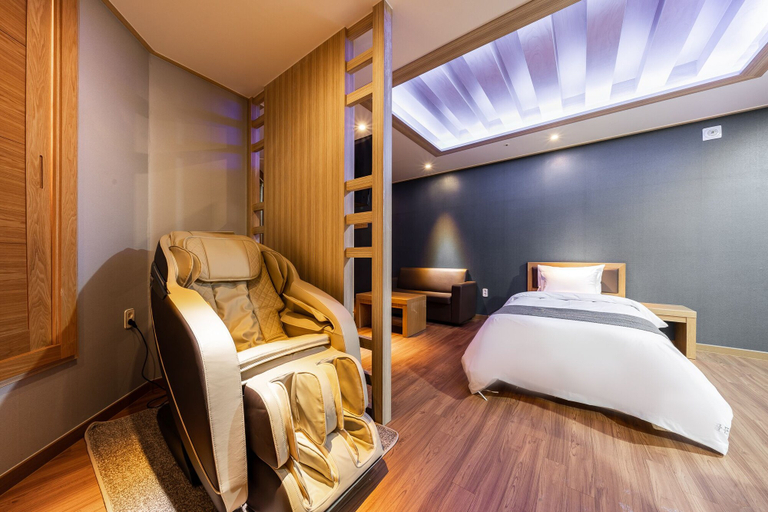 Bedroom 2, Golden Business Hotel, Seosan