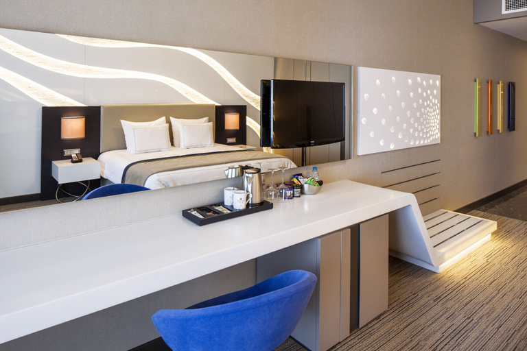 Bedroom 3, Ramada Hotel & Suites by Wyndham Izmir Kemalpasa, Kemalpaşa