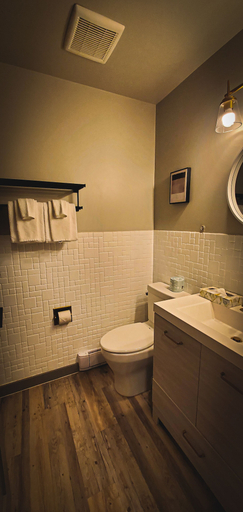 Bathroom 5, The Baker Hotel, East Kootenay