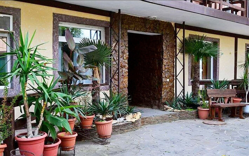 Exterior & Views