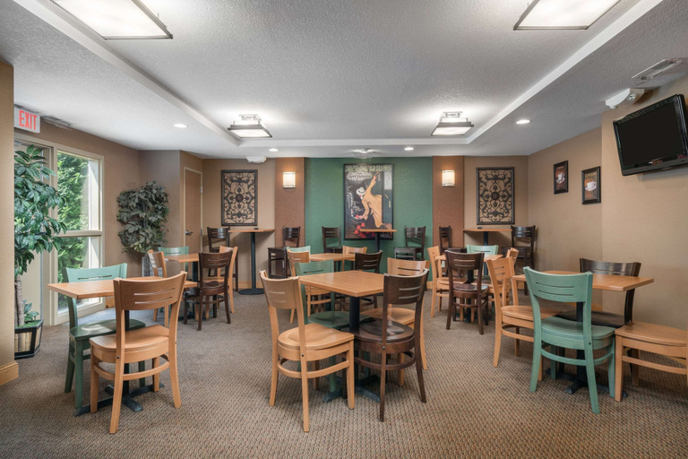 Food & Drinks 5, AmericInn by Wyndham Newton, Jasper