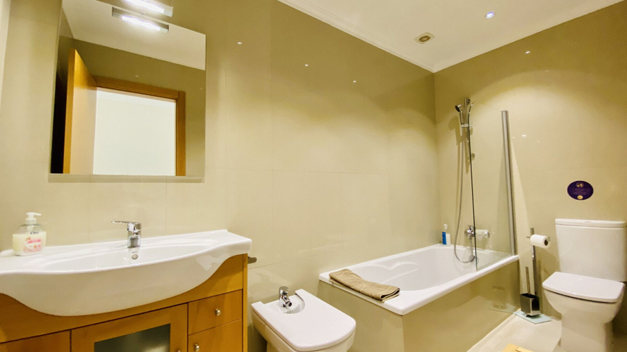 Bathroom 4, White CIP, Albufeira