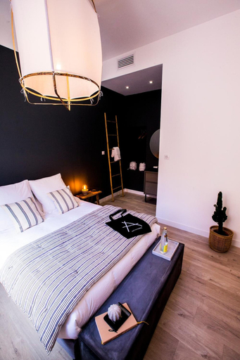 Bedroom 2, Antichambre, Gard