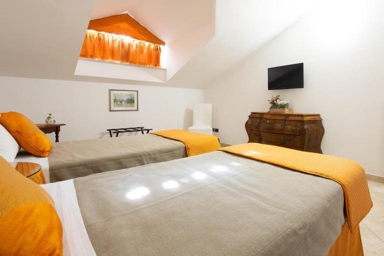 Bedroom 3, L'Insolita Reggia, Caserta