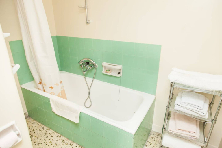 Bathroom 2, Renovated apt in the Heart of Piraeus, Attica