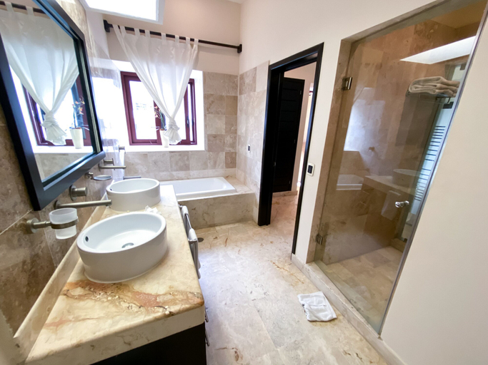Bathroom 4, Elegant 1 bedroom condo second floor at EL FARO by DPM, Cozumel
