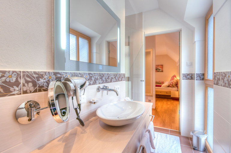 Bathroom 4, Landhotel Goldenes Kreuz, Neustadt an der Waldnaab