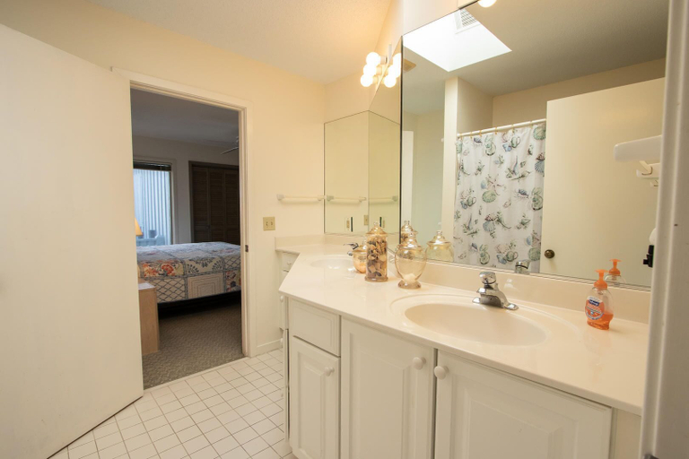 Bathroom 4, 706 Whiting Road, Beaufort