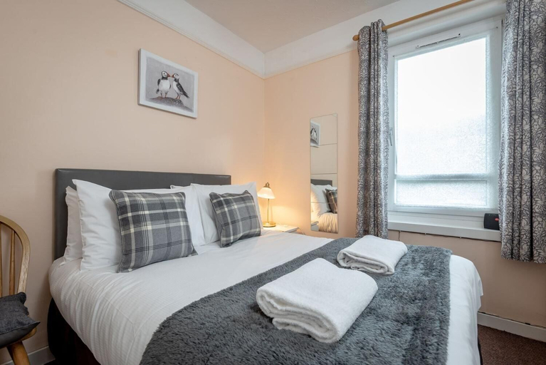 Bedroom 3, Homely Central 2 Bed Flat with Parking, Fife