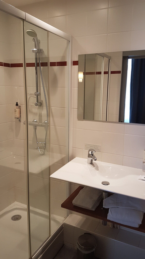 Bathroom 4, Best Western Le Duguesclin, Côtes-d'Armor