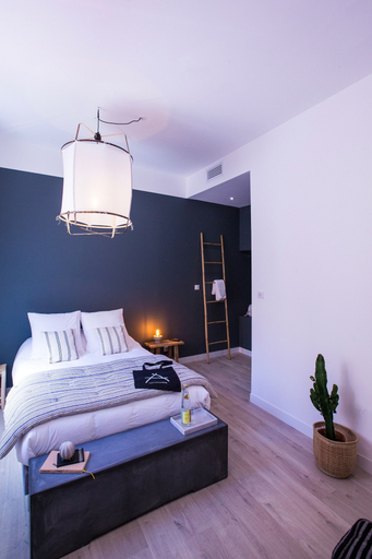 Bedroom 3, Antichambre, Gard