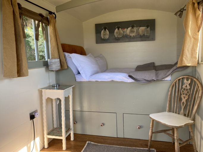 Bedroom, Outstandingly Situated Cosy Shepherds Hut, Gloucestershire