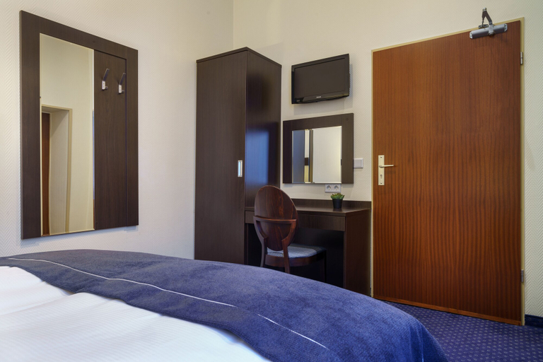 Bedroom 4, Hotel Continental Hamburg, Hamburg