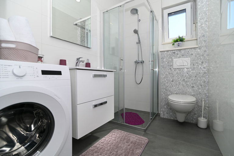 Bathroom 3, Laura apartment, Trogir
