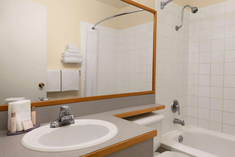 Bathroom 4, Travelodge by Wyndham Quesnel, Cariboo