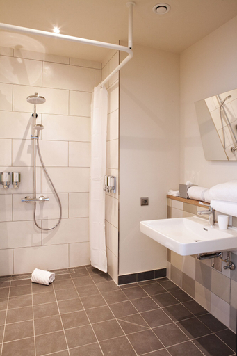 Bathroom 5, Hampton by Hilton Munich Airport South, Freising