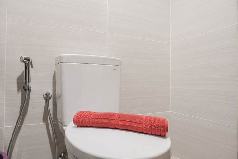 Bathroom 5, Gorgeous and Cozy Studio at West Vista Apartment By Travelio, West Jakarta