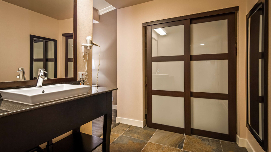 Bathroom 4, Best Western Bishop Lodge, Inyo