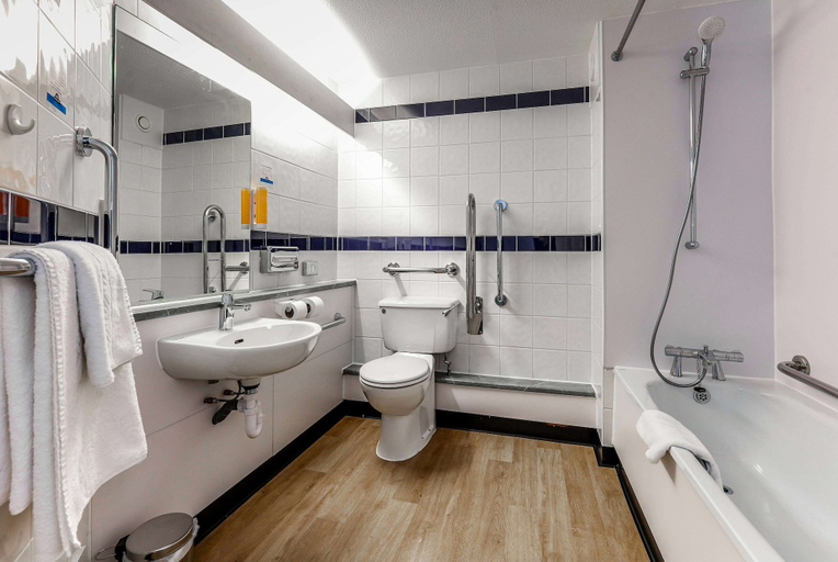 Bathroom 5, Days Inn by Wyndham Warwick North M40, Warwickshire