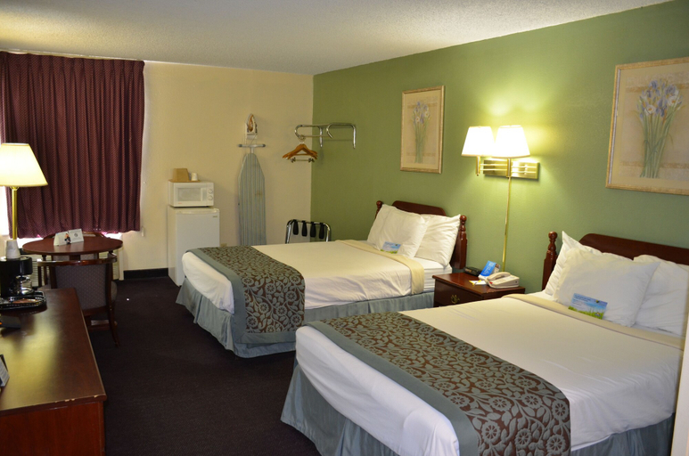 Bedroom 3, Days Inn by Wyndham Southern Hills/ORU, Tulsa