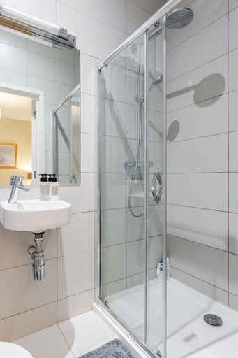 Bathroom 3, Stylish 3 Bed 3 bath in Kens High St, London