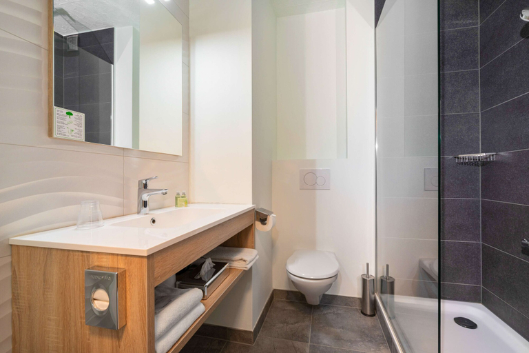 Bathroom 4, Campanile Martigny, Martigny